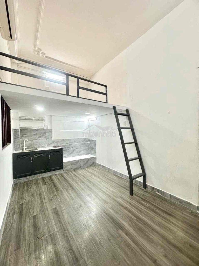 Duplex gác cao cửa sổ lớn bạch đằng nằm phía sau đại học uef