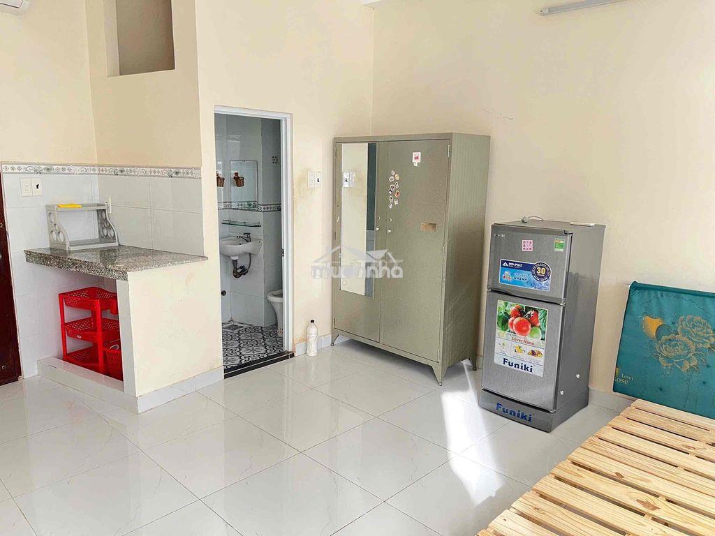 Phòng thành thái 30m2, nội thất cơ bản, giờ giấc tự do, có ban công - Ảnh 2