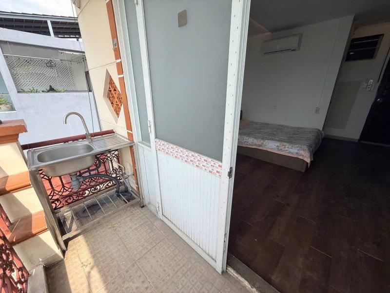 Phòng trọ có ban công tách bếp full nội thất nhiều cửa sổ thoáng đặng thuỳ trâm gần vlu3 tiện ra hàng xanh , bình thạnh , quận 1 - Ảnh 4