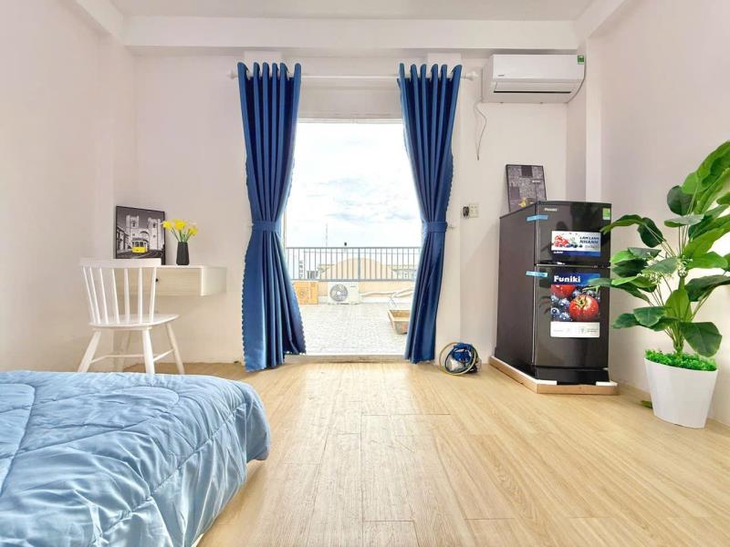 Phòng ban công ở 3-4 người, giặt riêng - cạnh ngoại thương, hutech - gần quận 1 - hàng xanh