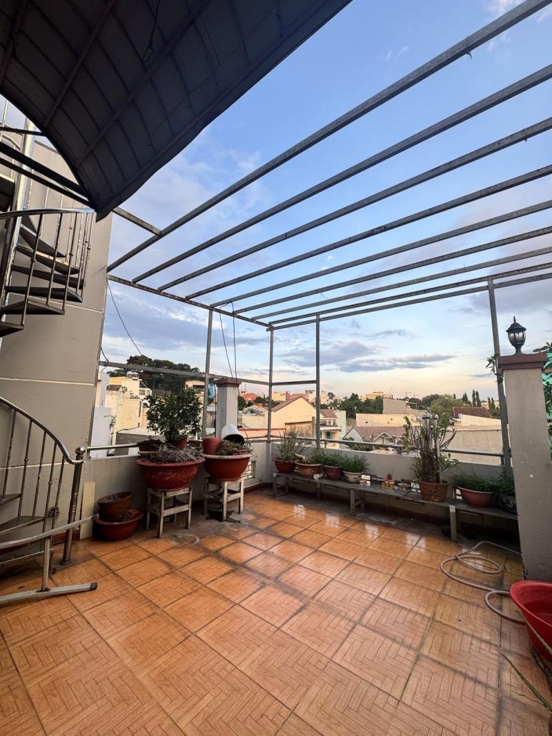 Bán nhà trường thọ thủ đức 110m2 3 tầng 4 phòng ngủ, sân để xe rộng, sân thượng, hẻm thông, gần chợ thủ đức - Ảnh 3