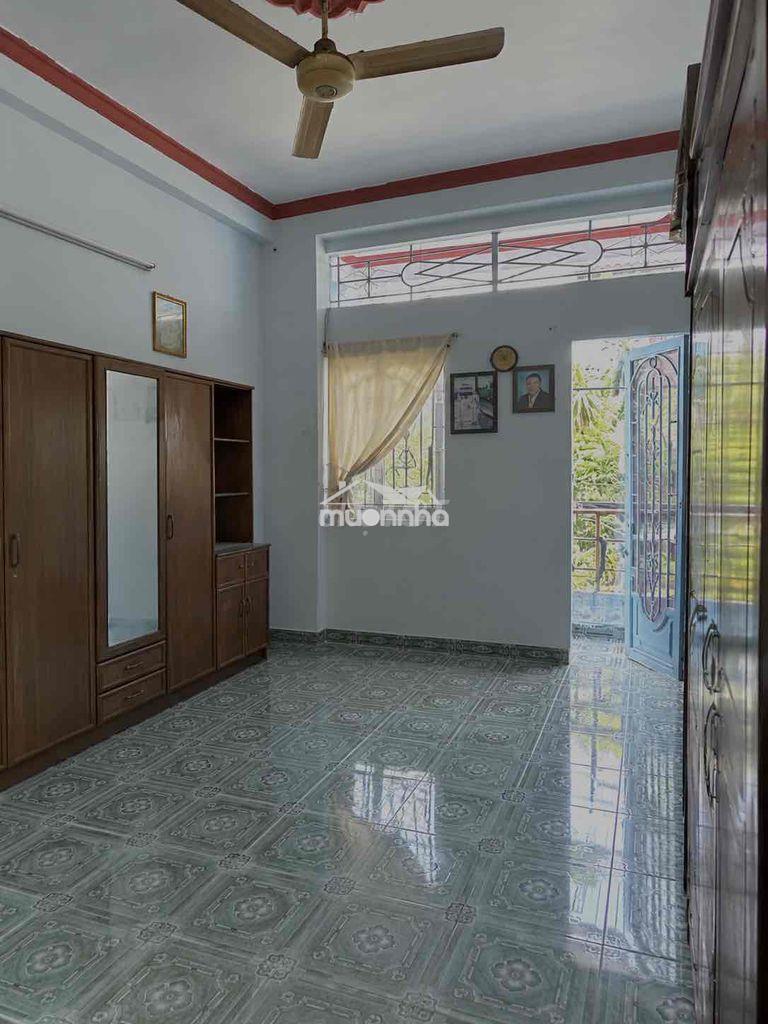 Nhà phố 1 trệt 2 lầu nội thất cơ bản cần cho thuê