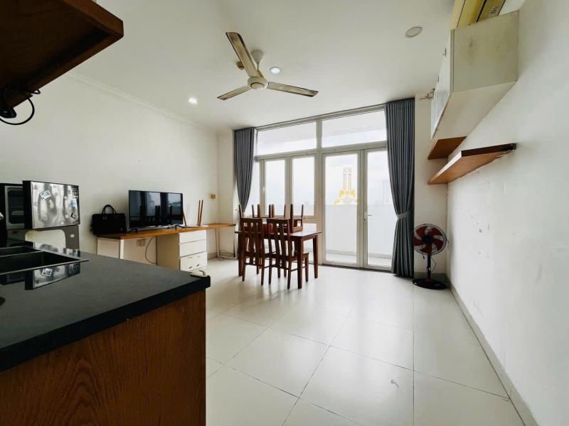 Căn hộ ban công 2 phòng ngủ (80m2) - 5 phút đến cầu bông quận 1, bà chiểu - thang máy