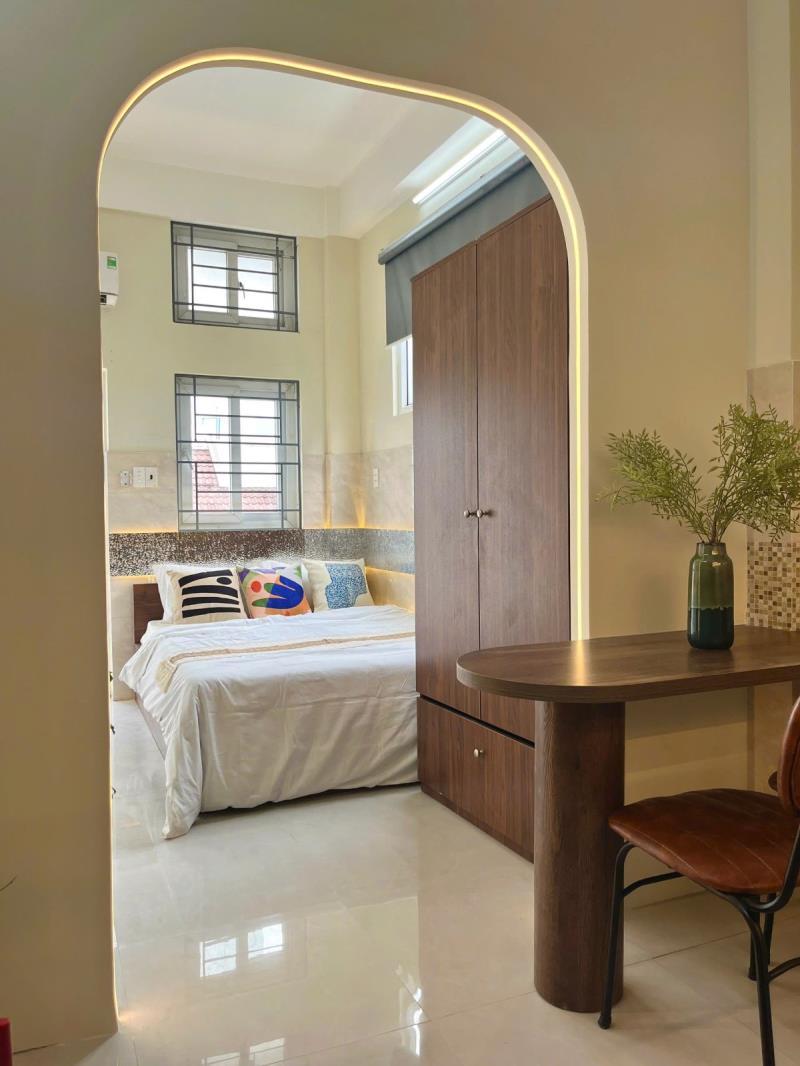 Phòng ban công cửa sổ rộng thoáng mát — trần kế xương bình thạnh, gần quận phú nhuận, quận 1 — xách vali vào ở ngay