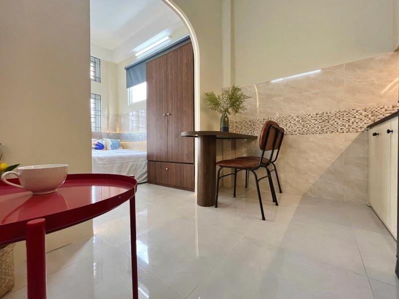 Phòng ban công cửa sổ rộng thoáng mát — trần kế xương bình thạnh, gần quận phú nhuận, quận 1 — xách vali vào ở ngay - Ảnh 3