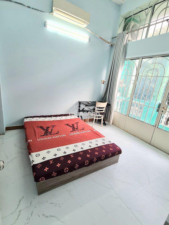 2 phòng ngủ rộng 60m2, 1 phòng khách bếp có ban công. giá 7tr5