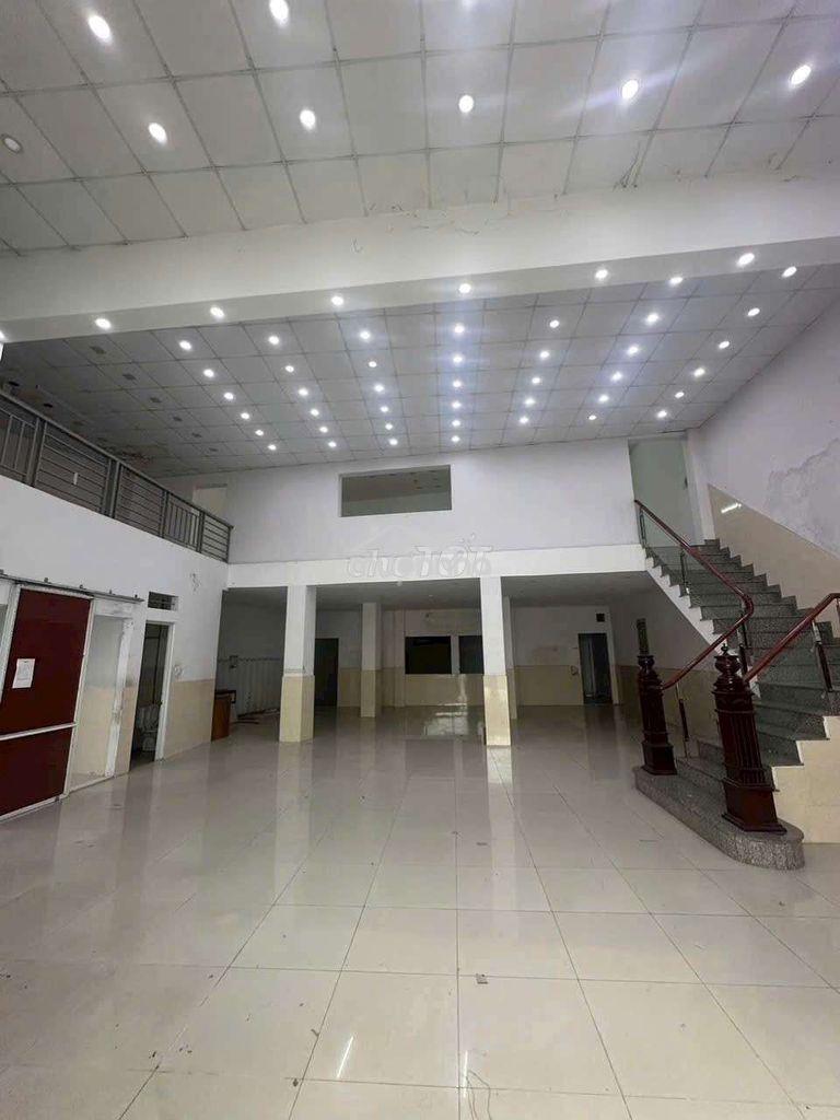 Kho đẹp nền gạch men  gò xoài 270m2