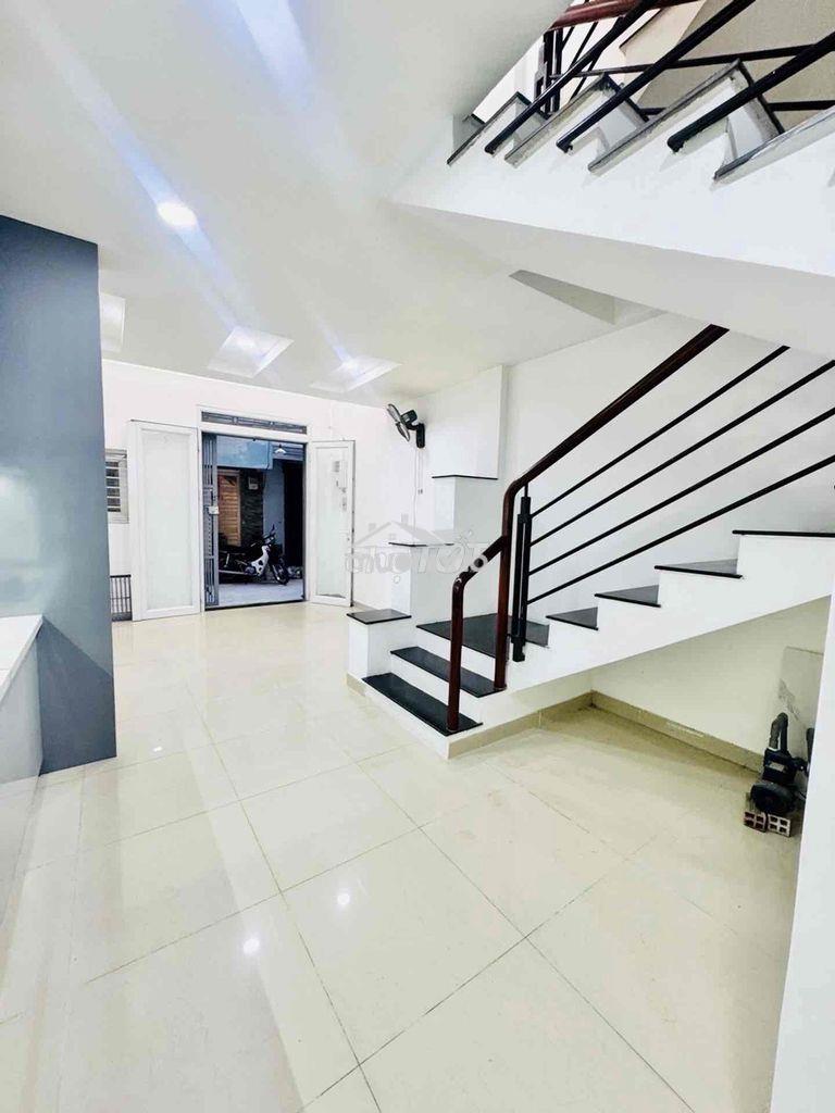 Quận 1, nhà đẹp hẻm 4m, gần mt hoàng sa 5 tầng 32m2 chỉ 9,45tỷ