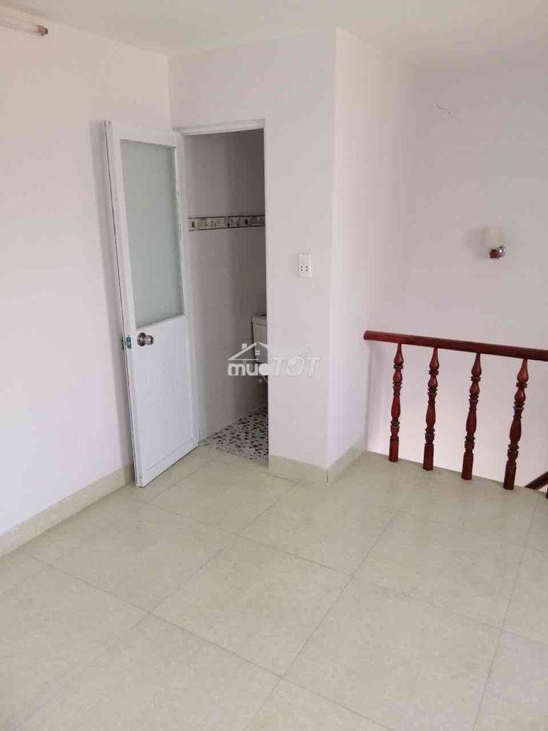 Nhà 2 lầu 2 phòng ngủ, 2 toilet, sổ hồng đồng sở hữu