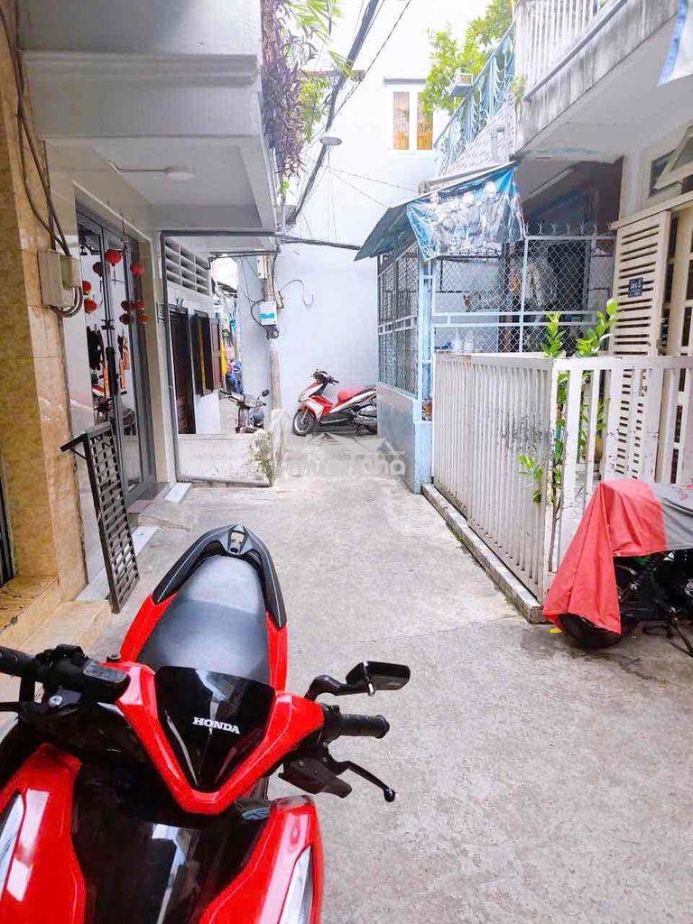 Bán nhà  24m chỉ 2ty990 trên đường đoàn văn bơ. hẻm thông thoáng.