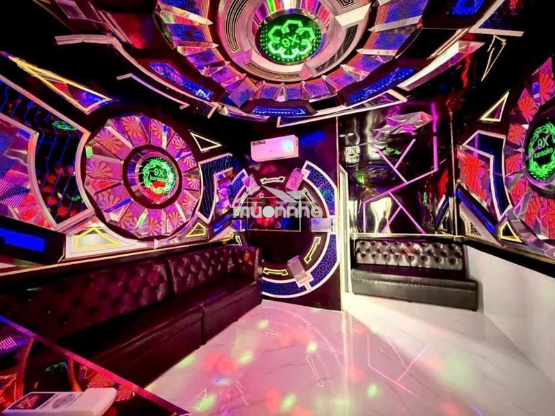 Nhà thang máy 4x26m thiết kế độc bản phòng karaoke và master full sàn
